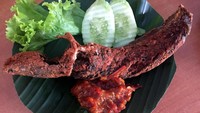 Selain ayam, Anda patut mencoba lele goreng di sini. Lele diolesi tepung lalu digoreng hingga garing dan kering. Dicocol sambal terasi, rasanya makin nikmat.