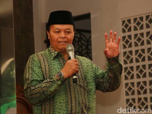 HNW Minta Polisi Seret Pembuat Spanduk PKS-Khilafah ke Pengadilan