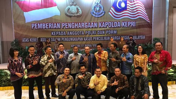 Kapolda Riau Irjen Pol Sam Budi Gusdian memberikan penghargaan kepada 38 polisi Malaysia atas kerjasama pengungkapan kasus penculikan Ling Ling.