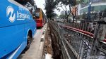 Turap Jalur TransJ di Jalan Pluit Longsor