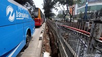 Pagar pembatas TransJakarta bergeser hampir 50 cm.