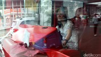 Para sopir perempuan tersebut terlihat lincah meski dibalut kain jarik dan kebaya yang relatif ketat.