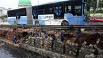 Turap Jalur TransJ di Jalan Pluit Longsor