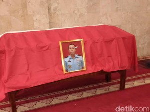 Wapres Jusuf Kalla Ikut Menyolatkan Mantan Ajudannya di Bandung