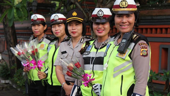 Polwan di Bali Rayakan Hari Kartini dengan Bagi-bagi Bunga