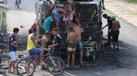 Bongkar Bus yang Terbakar, Warga Brasil Ambil Sisa Besi