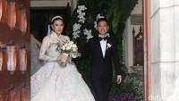 Usai pemberkatan, ia pun keluar menemui wartawan bersama sang suami, Aris Utama. Pool/Ismail/detikFoto.