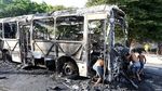Bongkar Bus yang Terbakar, Warga Brasil Ambil Sisa Besi