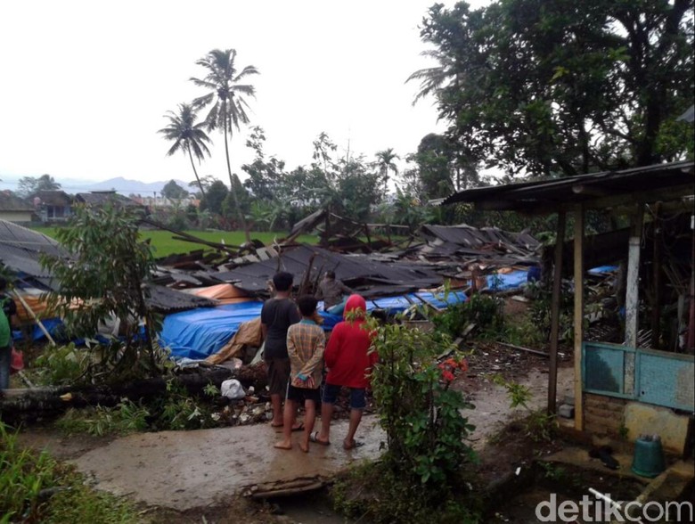 Puting Beliung Rusak Kandang Ayam dan Rumah Warga di Sukabumi Puting Beliung Rusak Kandang Ayam dan Rumah Warga di Sukabumi