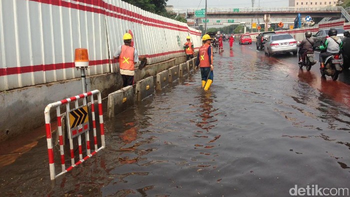 Terowongan Seberang BNN Tergenang, Lalin Arah Halim Tersendat