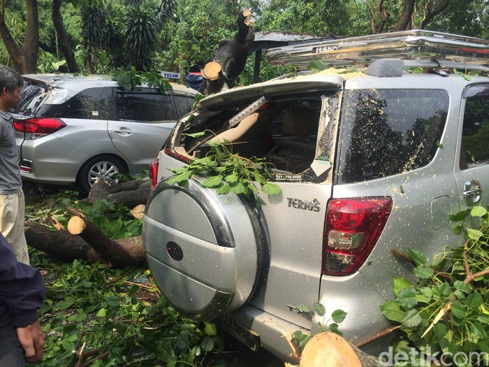 Tenda Pameran di Halim Diterpa Puting Beliung, 20 Orang Luka
