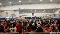 Suasana antrean di kasir Hall 10, ICE BSD City, pada Kamis (20/4). Tia Agnes/detikFoto.