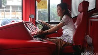 Kostum tersebut untuk memperingati hari Kartini yang jatuh hari ini.