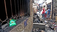 Saat ini warga masih bergotong-royong membersihkan puing rumah yang terbakar.