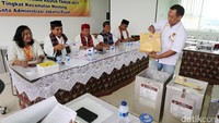 Petugas dari Panitia Pemilihan Kecamatan (PPK) melakukan rekapitulasi suara Pilgub DKI putaran dua, Jumat (21/4/2017).
