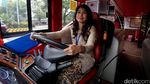 Pramudi Bus Tingkat Berkebaya dan Berkain Jarik