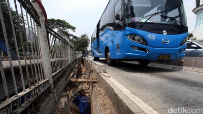Turap Jalur TransJ di Jalan Pluit Longsor