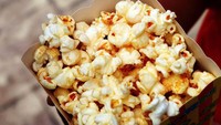Camilan yang identik sebagai teman nonton ini muncul di film Scream. Pemeran utama wanita terlihat sedang memasak popcorn ketika seorang pembunuh tengah berusaha untuk menangkapnya. Foto: Getty Images