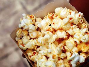 Sering Diledeki Anak Kecil, Curhat Penjual Popcorn Bioskop Ini Viral