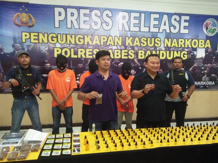 Polisi Bongkar Peredaran Liquid Ganja Sintetis di Bandung