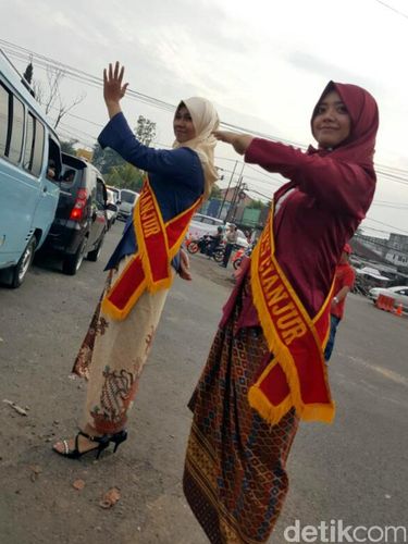 Sambut Hari Kartini, Polwan Cianjur Pakai Kebaya dan Berpuisi