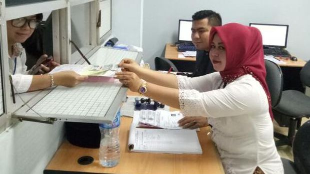 Petugas  di Satlantas Tangerang Kabupaten berkebaya di Hari Kartini.