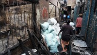Dari informasi yang ada, 19 unit mobil pemadam kebakaran diturunkan ke lokasi.