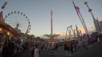 Sementara yang remaja dan dewasa ada wahana giant swing, tower, rumah horor dan aneka wahana pemacu adrenalin lainnya.  Ada hampir 900 ribu pengunjung Royal Easter Show (Fitraya/detikTravel)