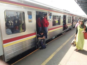Penumpang Jangan Buat Keributan Bila Tak Mau Diturunkan dari KRL