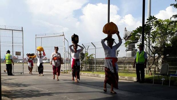Upacara pemlaspasan untuk keselamatan penumpang