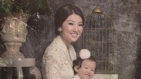 Senyum bahagia Sarwendah dan Thalia ditambah caption menyentuh yang dituliskannya dalam berjuang demi menjadi ibu dan istri yang baik. (Dok. Instagram/sarwendah29)