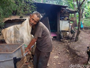 Tinggal di Gubuk Derita, Abah Tarsa Hanya Ditemani Kucing