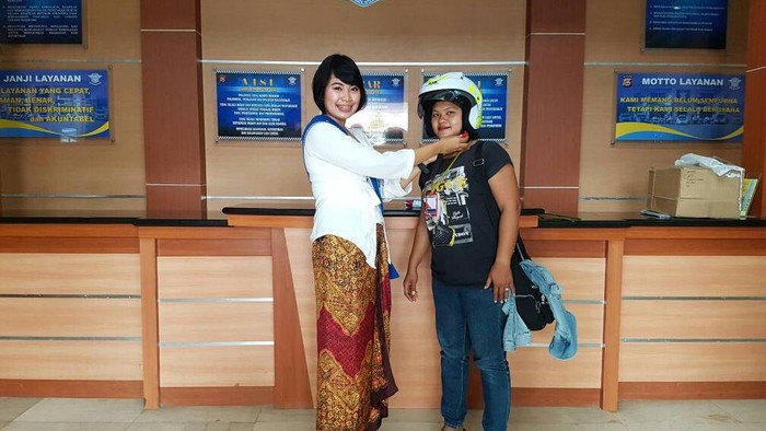 Hari Kartini, Polwan di Tangerang Bagi-bagi Helm ke Pemohon SIM