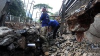 Longsor tersebut diakibatkan turap terkikis air kali.