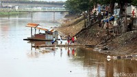 Mereka menjadikan tempat tersebut sebagai lahan utama bermain.