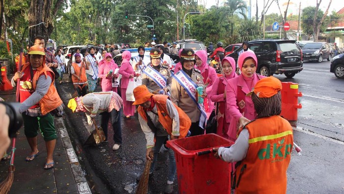 Polwan dan Bhayangkari Bagi Bunga dan Bingkisan di Hari Kartini