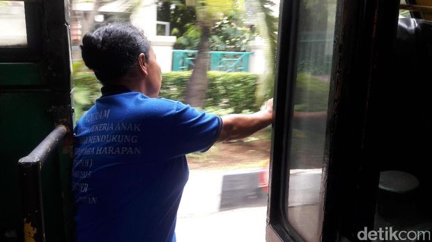 Gaya Wasito saat bekerja menjadi kernet