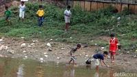 Anak-anak cukup berisiko bermain di pinggir Kali Ciliwung.