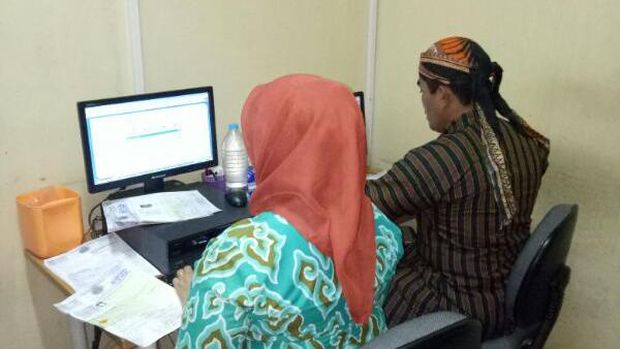 Polisi juga ikut berpakaian adat.