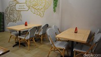 Berada di kawasan Kemang, Anda bisa mampir untuk mencicip sajian makanan rumahan enak. Namanya Tersadji, restoran ini menyajikan aneka makanan tradisional seperti ayam bakar bumbu bali, rawon, sop iga hingga daging pedas manis.