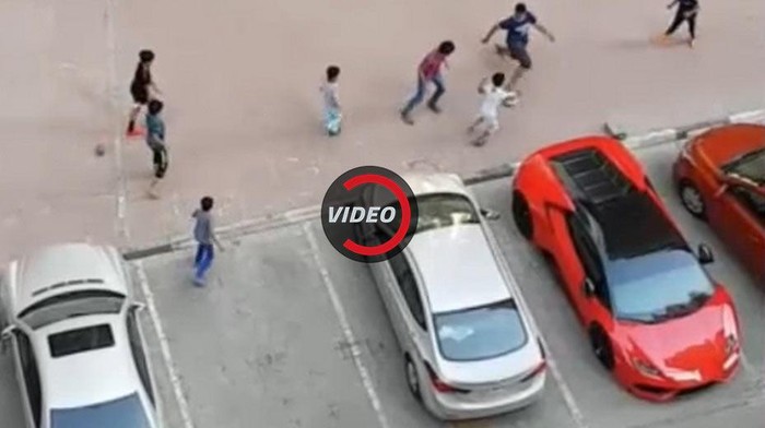 Ketika Lamborghini Dijadikan Gawang..