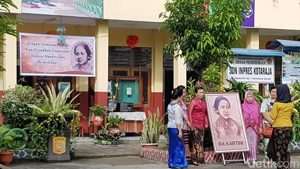 Kemeriahan Hari Kartini di Upacara Sekolah di Jayapura