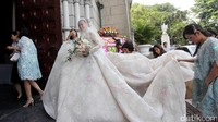 Olga Lidya tiba di Gereja Katedral, Jakarta Pusat pada Jumat (21/4/2017) pagi. Pool/Ismail/detikFoto.