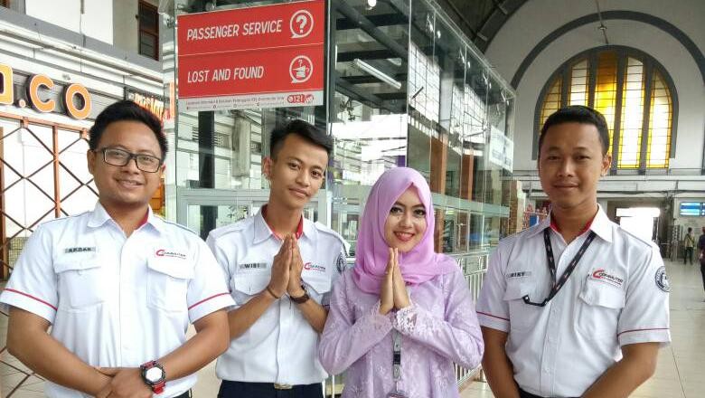 Peringati Hari Kartini, Wanita Petugas KRL Tampil Berkebaya Peringati Hari Kartini, Wanita Petugas KRL Tampil Berkebaya