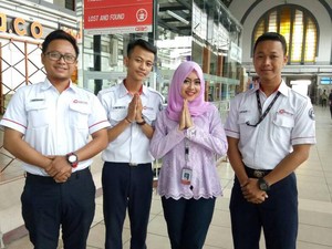 Peringati Hari Kartini, Wanita Petugas KRL Tampil Berkebaya