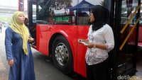 Selain sopir, petugas lainnya juga berkebaya.