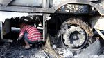 Bongkar Bus yang Terbakar, Warga Brasil Ambil Sisa Besi