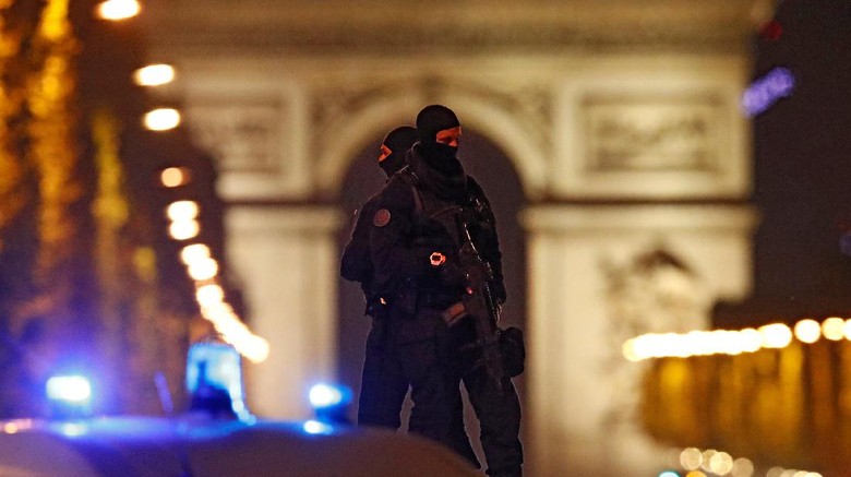 Kepanikan Warga dan Turis Asing Saat Penembakan di Champs Elysees Kepanikan Warga dan Turis Asing Saat Penembakan di Champs Elysees