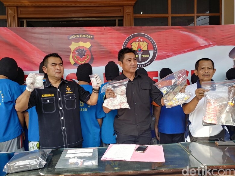 Ringkus 10 Pengedar, Polisi Sita Sabu Senilai Rp 300 Juta Ringkus 10 Pengedar, Polisi Sita Sabu Senilai Rp 300 Juta