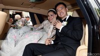 Aura Olga Lidya begitu terpancar di hari pernikahannya. Ia terlihat cantik dengan gaun putih panjang di momen pernikahannya dengan Aris Utama. (Foto: Noel/detikHOT)